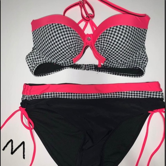 Bikini - Picture 1 of 4